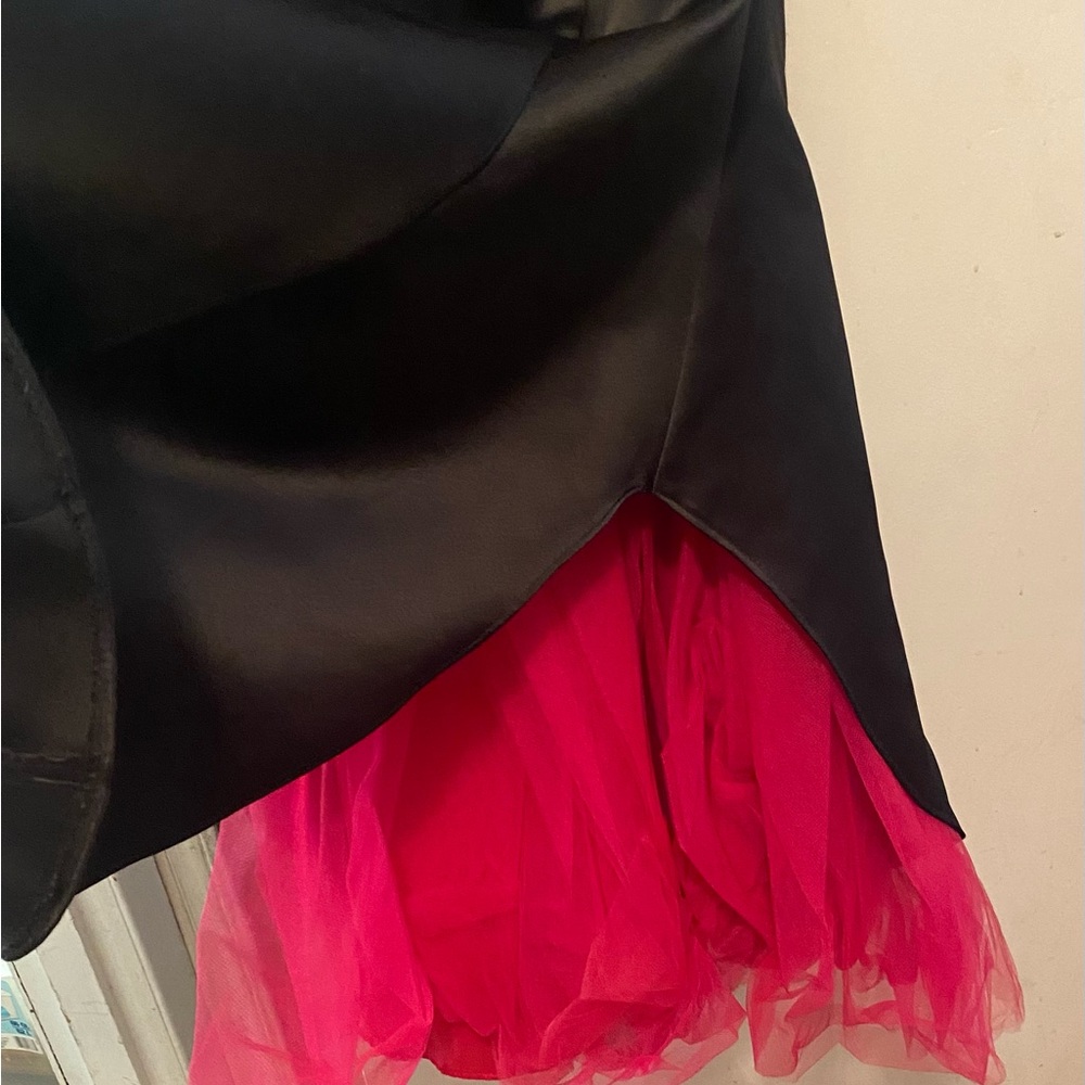 This is a stunning dress that I hate to part with , but it doesn’t fit anymore. - Picture 4 of 5